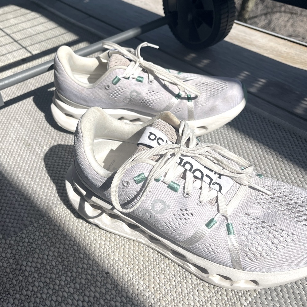 On cloud cloudsurfer women’s running shoes size 8